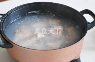 土茯苓排骨汤的做法步骤：1