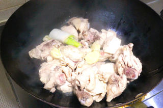 小鸡炖蘑菇的做法步骤：2