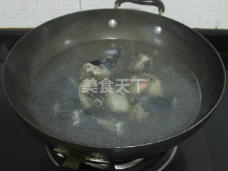 竹丝鸡红枣萝卜汤的做法步骤：2