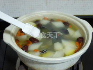 竹丝鸡红枣萝卜汤的做法步骤：4